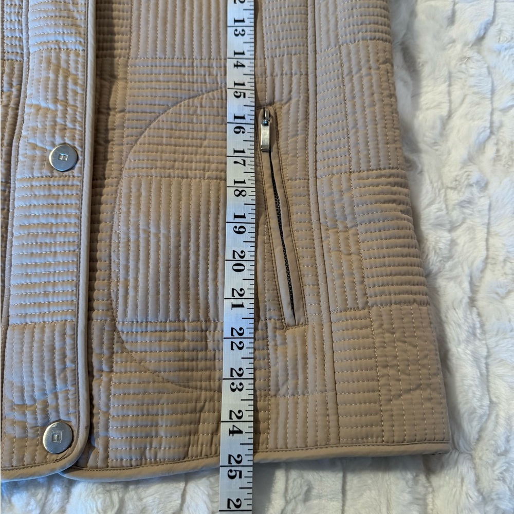 NWOT Tan Quilted Women’s Jacket Size PS
Water Resistant - Picture 10 of 12